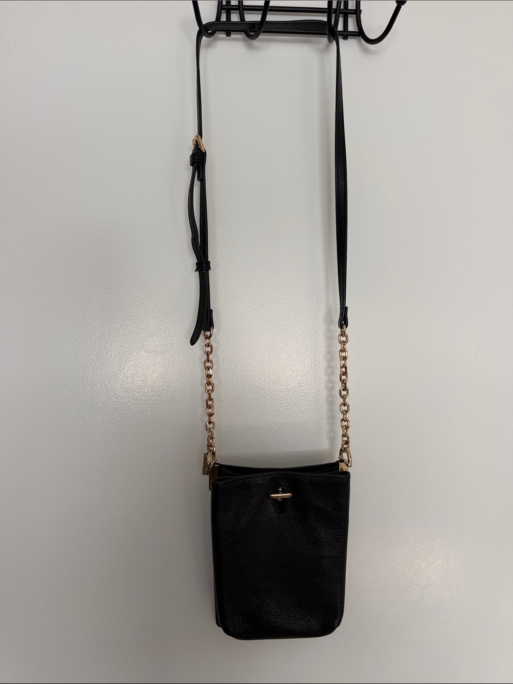 Compact Black Leather Crossbody with Gold-Tone Chain Accent